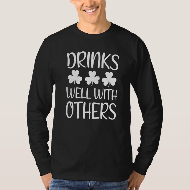 Camiseta Bebe Bem Com Outros Bebendos De Dia de São Patríci (Frente)
