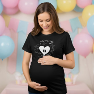Camiseta Bebê chegando em breve Mamãe está...