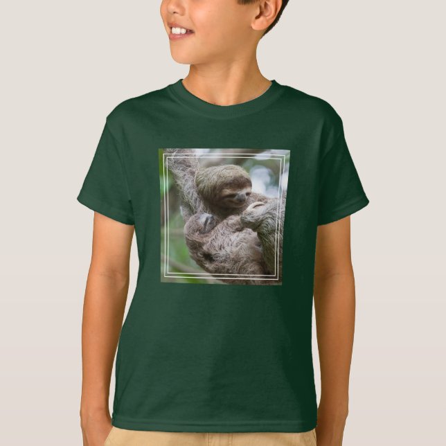 Camiseta Bebê de Preguiça com Mãe Pendurada em uma Árvore (Frente)