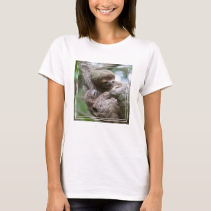 Camiseta Bebê de Preguiça com Mãe Pendurada em uma Árvore