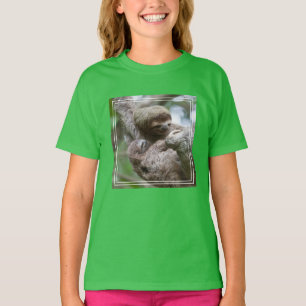 Camiseta Bebê de Preguiça com Mãe Pendurada em uma Árvore