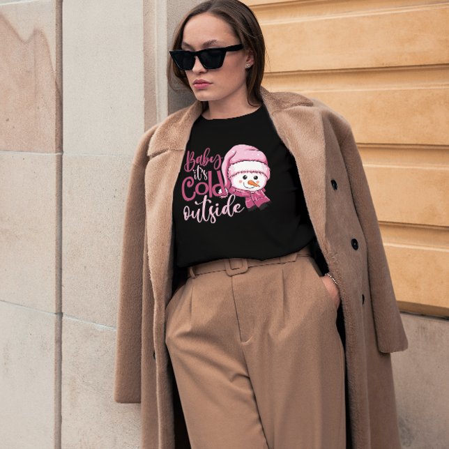 Camiseta Bebê Está Frio Fora de Neve Rosa de Natal (Criador carregado)