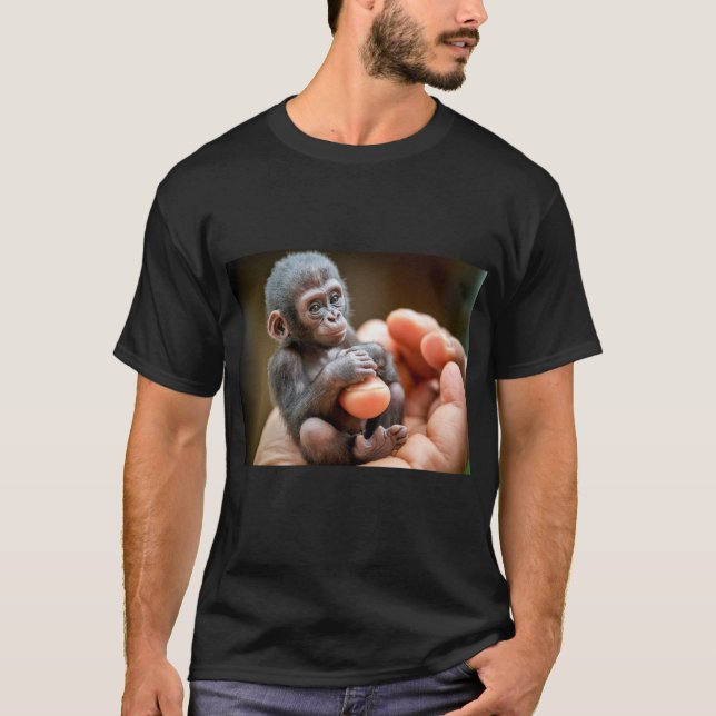 Camiseta "Bebê macaco sentado segurando Comida na mão" (Frente)