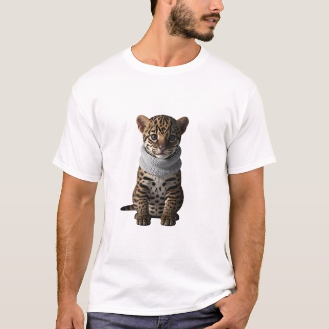 Camiseta Bebê Ocelote Adorável Usando um Cachecol Cinza de  (Frente)