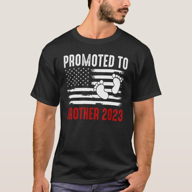 Camiseta Bebê Promovido Ao Irmão 2023 Legal Família De Band (Frente)