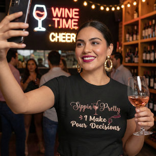 Camiseta Bebendo Bonito Eu Tomo Decisões de Derramar Vinho