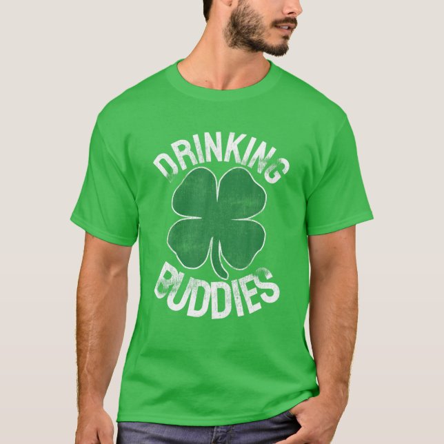 Camiseta Bebendo Buddies Rua Engraçada. (Frente)