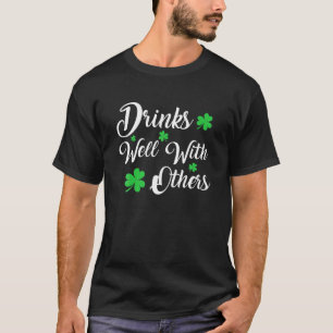 Camiseta Bebendo De Dia de São Patrício Bebe Bem Com Outro 