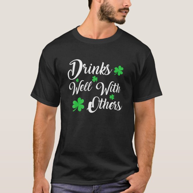 Camiseta Bebendo De Dia de São Patrício Bebe Bem Com Outro  (Frente)