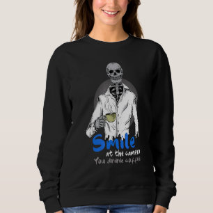Camiseta Bebendo De Skeleton Sorria De Café Na Câmera Que V