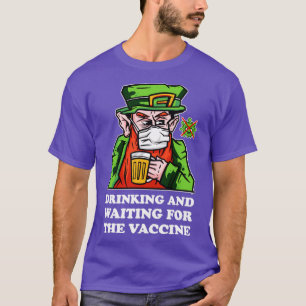 Camiseta Bebendo e espera pelo Leprechaun da Vacina1