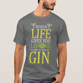 Camiseta bebendo tônico com álcool de gin