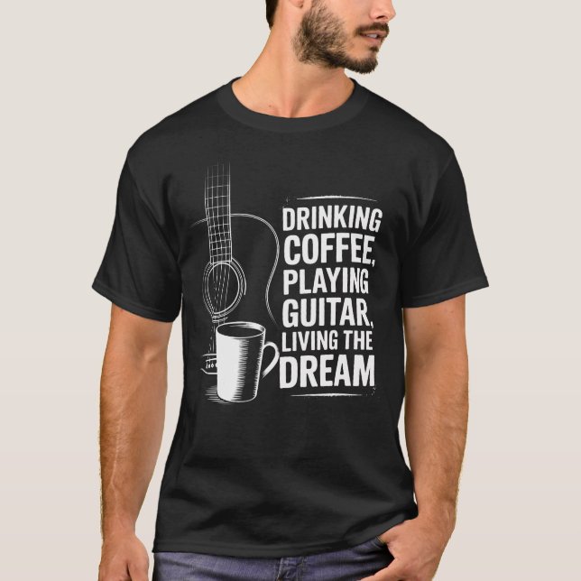 Camiseta Beber Café Tocando Violão Vivendo O Sonho Engraçad (Frente)