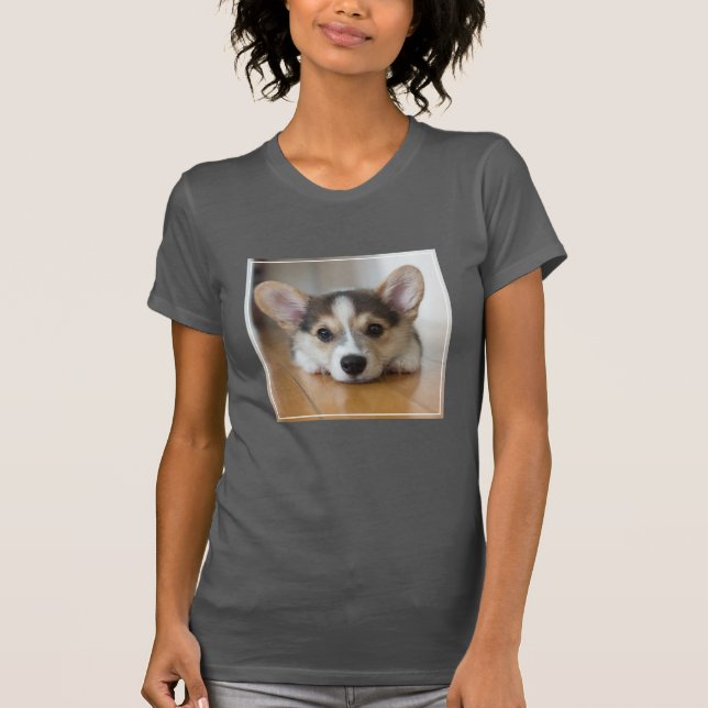 Camiseta Bebês Mais Pobres | Corgi Puppy Olhando (Frente)