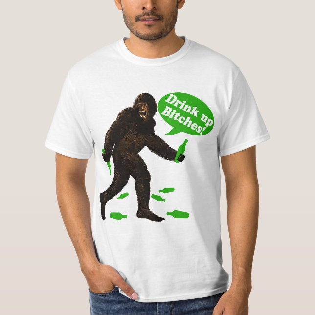 Camiseta Bebida acima do dia Sasquatch de Pattys da rua de (Frente)