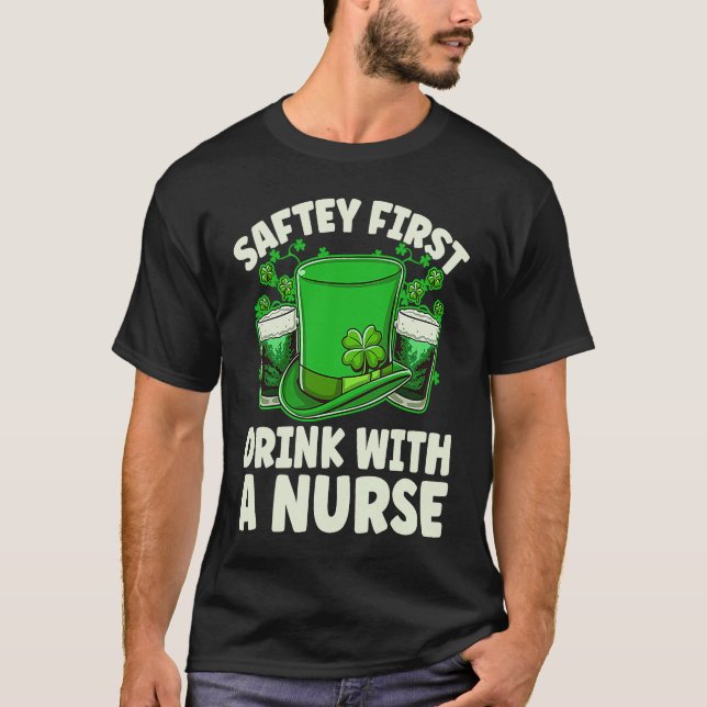 Camiseta Bebida Em Primeiro Lugar Com Uma Enfermeira St Pat (Frente)