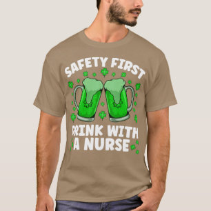 Camiseta Bebida Em Primeiro Lugar Com Uma Enfermeira St Pat