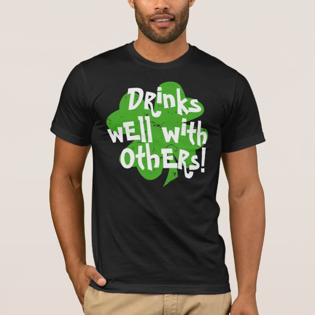 Camiseta Bebidas bem com outro (Frente)