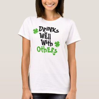 Camiseta Bebidas bem com outro
