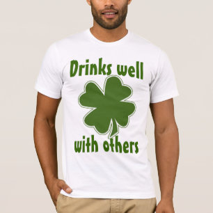 Camiseta Bebidas bem com outro