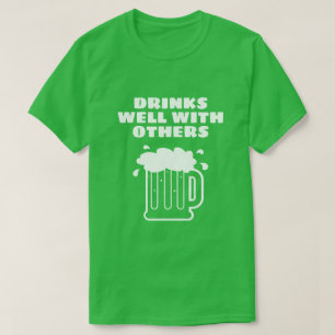 Camiseta Bebidas bem com outro - Dia de São Patrício verd