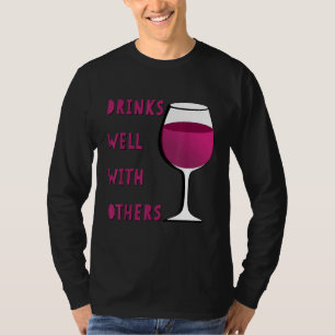 Camiseta Bebidas bem com outros vidros engraçados de vinho