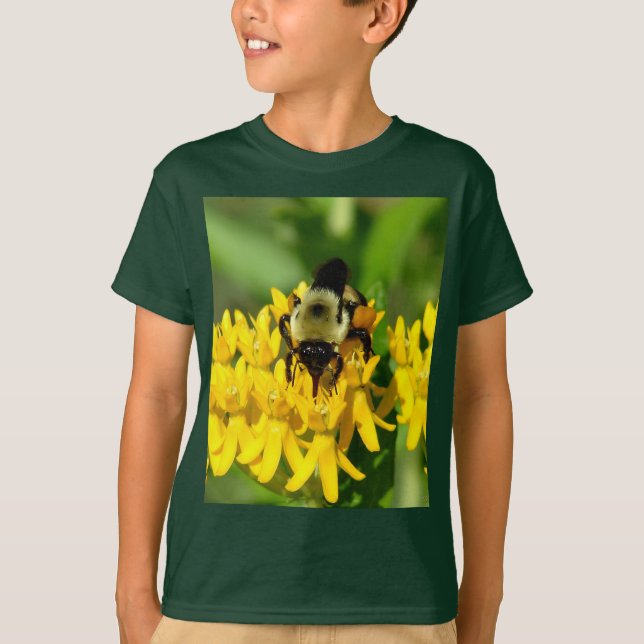 Camiseta Bee Feasting on Butterfly Weed Wildflowers (Frente)