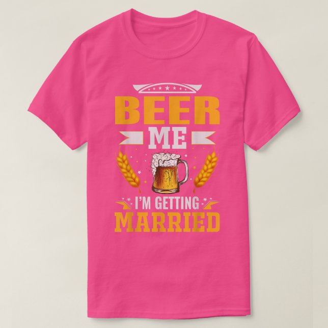 Camiseta Beer me Im getting married, The bachelor party is  (Frente do Design)