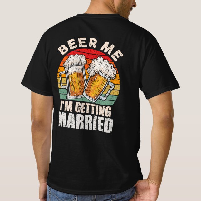 Camiseta Beer Me, vou casar com o Solteiro da noiva do noiv (Verso)