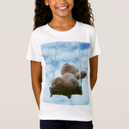 Camiseta Beertje op schommel met bewolkte blauwe lucht.