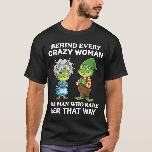 Camiseta Behind Every Crazy Woman Is A Man Who Made Her Tha (Frente)