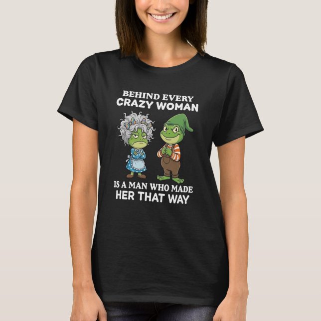 Camiseta Behind Every Crazy Woman is A Man Who Made Her Tha (Frente)