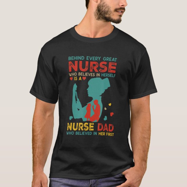 Camiseta Behind Every Great Nurse Is Nurse Dad Believed In  (Frente)