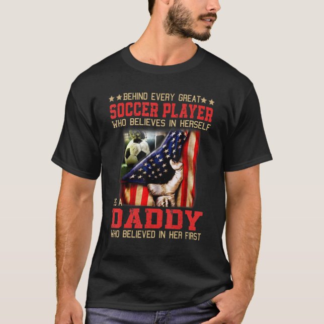 Camiseta Behind every great SOCCER PLAYER who believes is a (Frente)