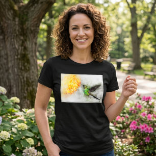 Camiseta Beija-flor Vibrante e Aquarela Floral Amarela