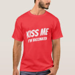 Camiseta Beije-me Estou Vacinado Moderno, Cute Engraçado Ci<br><div class="desc">"Beije-me Estou Vacinado" na tipografia moderna,  fofa e simples sans serif</div>