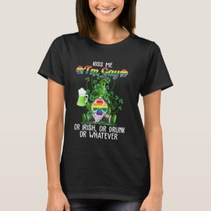 Camiseta Beije Me Eu Sou Gay Ou Irlandês, Ou Bêbado Ou O Qu