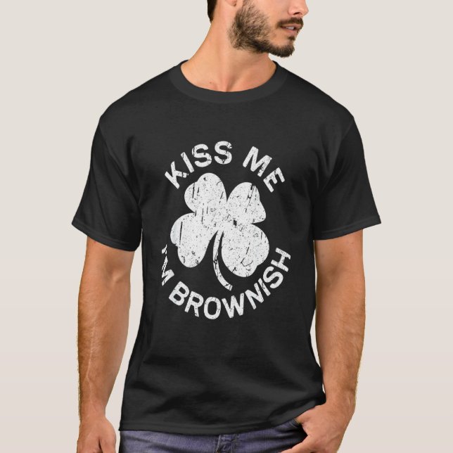 Camiseta Beije-me Sou Brownish Saint Patrick Day (Frente)