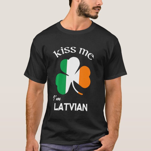Camiseta Beije-me Sou Letão Shamrock Letão Rua D de Patrick (Frente)