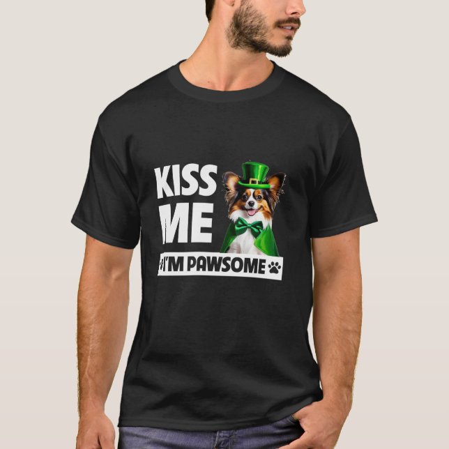 Camiseta Beije-me Sou Pawsome Papillon Dog Dia de São Patrí (Frente)