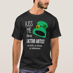 Camiseta Beije-me, Sou um Artista de Tatuagem ou Irlandês o