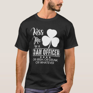 Camiseta Beije-me Sou um Oficial de Empréstimo, Irlandês, B