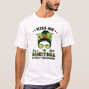Camiseta Beije-me Sou uma garota de basquete Rua irlandesa
