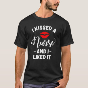 Camiseta Beijei Uma Enfermeira Namorado