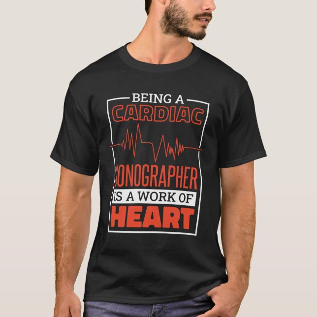Camiseta Being A Cardiac Sonographer Is A Work Of Heart Car (Frente)