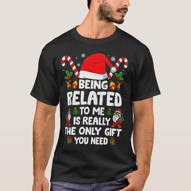 Camiseta Being Related To Me Funny Christmas Family Xmas Pa (Frente)