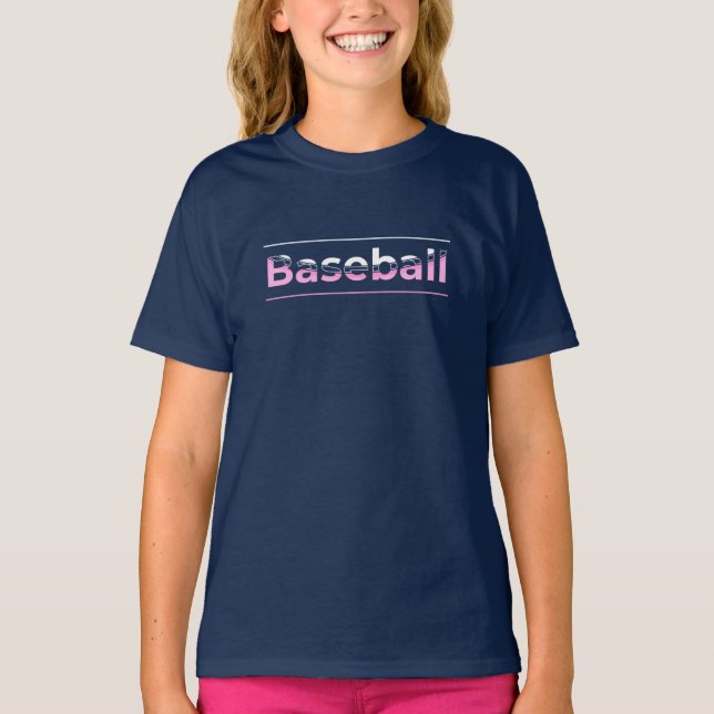 Camiseta Beisebol Feminino - Tipografia Geométrica Rosa (Frente)