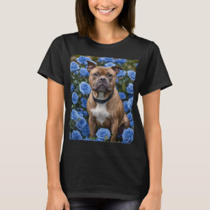 Camiseta "Bela Beleza: Um Staffy Marrom em um Jardim de Ros