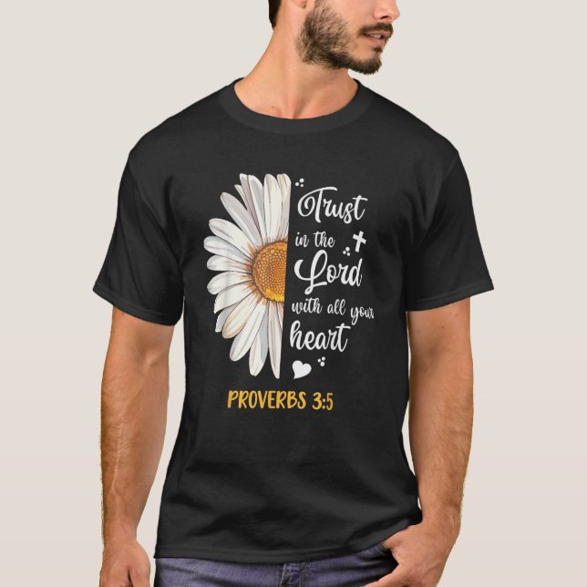 Camiseta Bela Confiança no Senhor Proverbs 3 5 Bíblia marga (Frente)