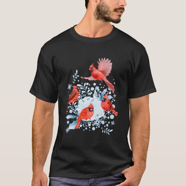Camiseta Bela Pássaros Cardinais Vermelhos Cena de inverno  (Frente)